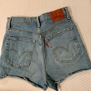 Levi’s Ribcage Jean Shorts, Size 27